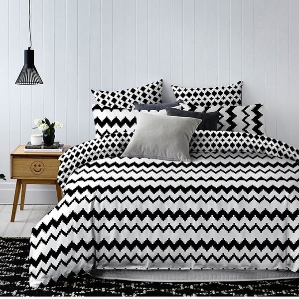 Črno-bela obojestranska posteljna rjuha iz mikrovlaken DecoKing Hypnosis Waves, 220 x 200 cm