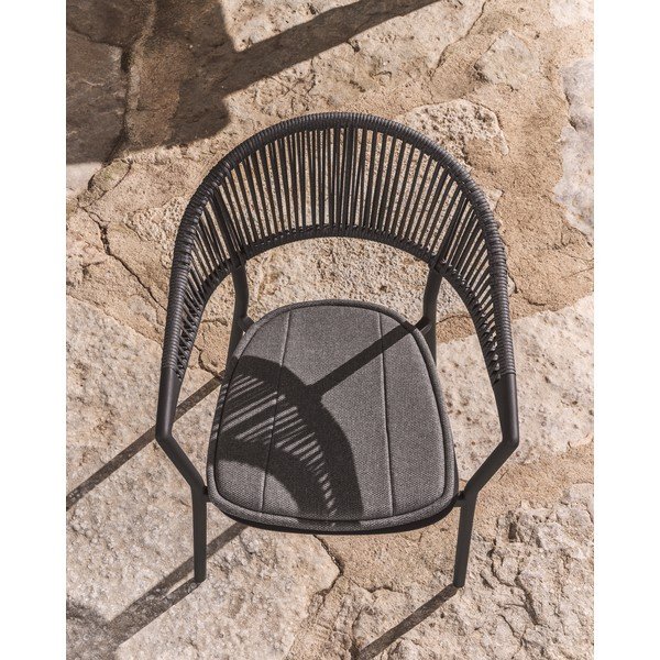 Temno siv oblazinjen vrtni stol Alimia – Kave Home-image-2