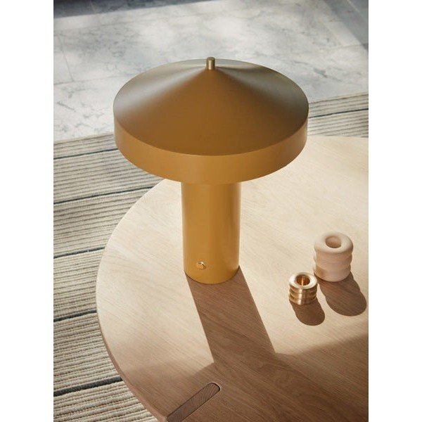 Oker rumena kovinska namizna svetilka (višina 41 cm) Hatto – OYOY Living Design-image-2