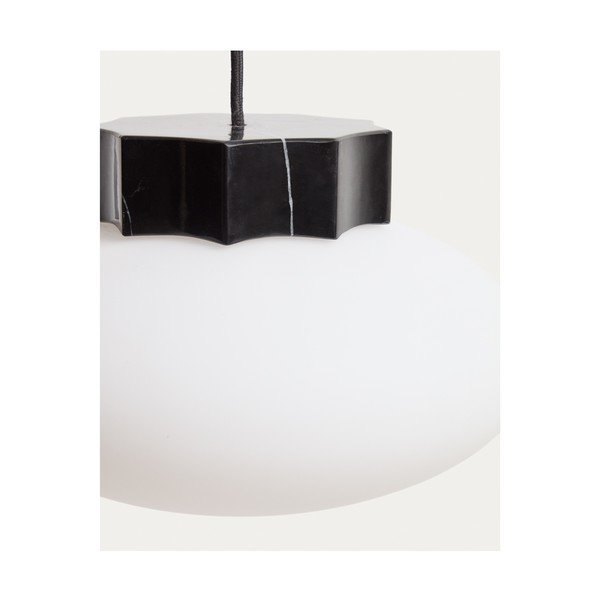 Bela/črna kovinska viseča svetilka s steklenim senčilom ø 26 cm Idela – Kave Home-image-3