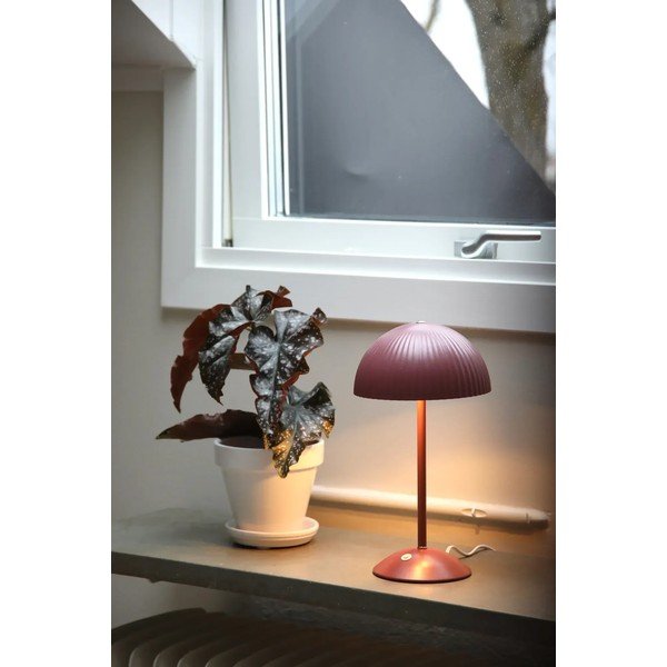 Rdeča kovinska namizna svetilka s kovinskim senčilom (višina 33,5 cm) Zin – Markslöjd-image-1