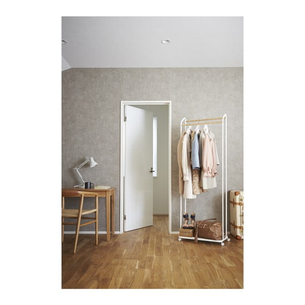 Belo kovinsko stojalo za oblačila na kolesih Tower – YAMAZAKI-image-3