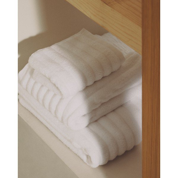 Bela frotirna bombažna brisača 50x90 cm Navira – Kave Home-image-2