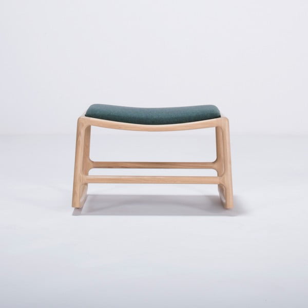 Tabure z leseno konstrukcijo iz hrastovega lesa in zelenim tekstilnim sedežem Gazzda Dedo