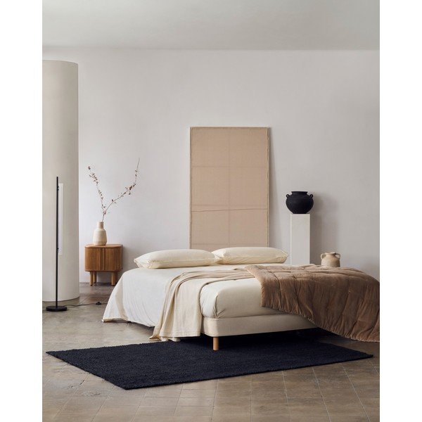 Bež oblazinjena zakonska postelja 150x190 cm Ofelia – Kave Home-image-1