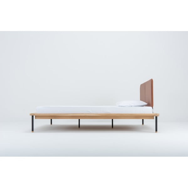 Oblazinjena zakonska postelja iz hrastovega lesa z letvenim dnom v rjavi in naravni barvi 160x200 cm Fina - Gazzda-image-3