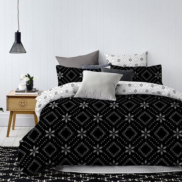 Črno-bela obojestranska posteljna rjuha iz mikrovlaken DecoKing Hypnosis Snowy Night, 220 x 155 cm