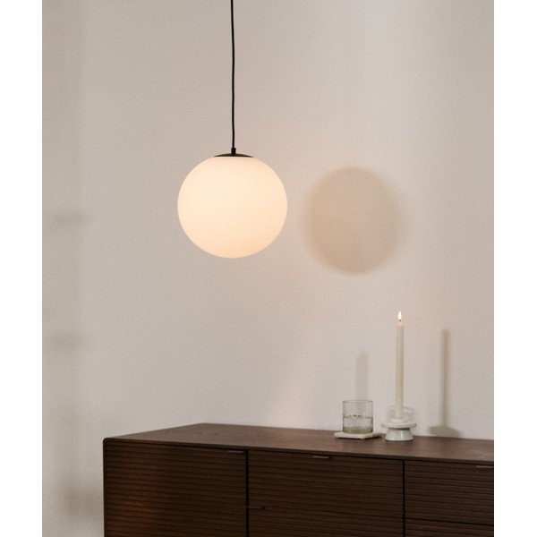 Bela/črna kovinska viseča svetilka s steklenim senčilom ø 30 cm Brisia – Kave Home-image-1