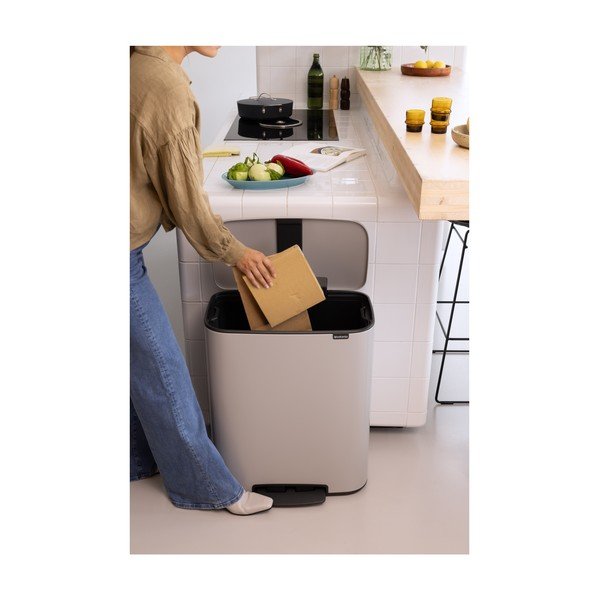 Svetlo siv jeklen koš za smeti s pedalom 60 l Bo – Brabantia-image-1