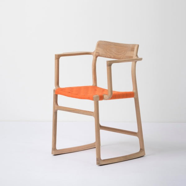 Jedilni stol iz masivnega hrastovega lesa z nasloni za roke in oranžnim sedežem Gazzda Fawn