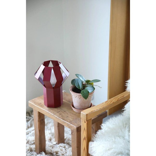 Rdeča kovinska namizna svetilka s kovinskim senčilom (višina 27 cm) Octa – Markslöjd-image-2