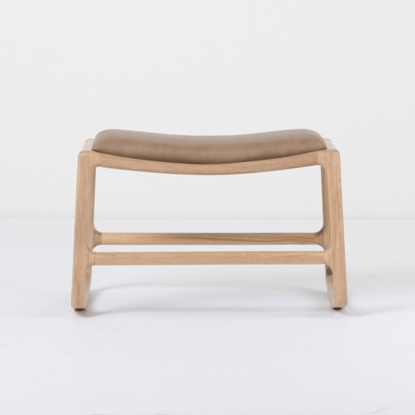 Tabure z masivno hrastovo konstrukcijo in detajli iz rjavega bivoljega usnja Gazzda Dedo