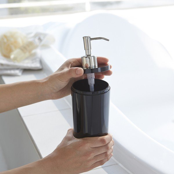 Črn plastičen dozirnik za milo 500 ml Round – YAMAZAKI-image-3