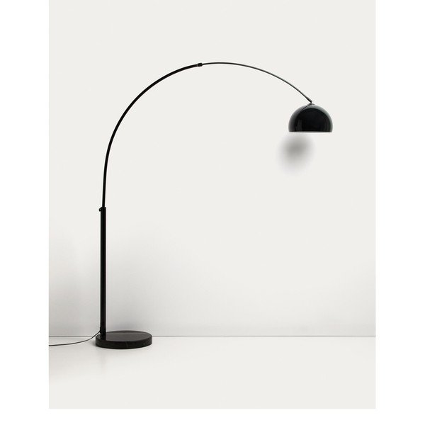 Črna stoječa svetilka s kovinskim senčilom (višina 160 cm) Madali – Kave Home-image-4