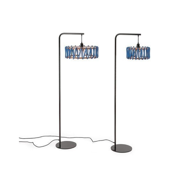 Stoječa svetilka s črno konstrukcijo in velikim modrim senčnikom EMKO Macaron-image-3