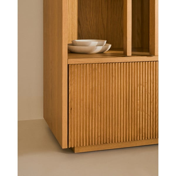 Vitrina v hrastovem dekorju z drsnimi vrati v naravni barvi 100x174x40 cm Helvine – Kave Home-image-4