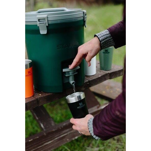 Posoda za pijačo s pipo 7,5 l Fast-Flow Water Jug Black 2.0 – Stanley-image-1