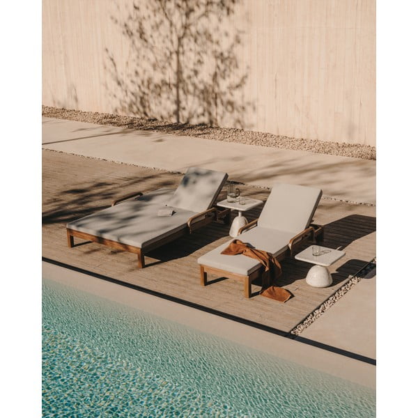 Leseni vrtni ležalnik v beli in naravni barvi Turqueta - Kave Home-image-1