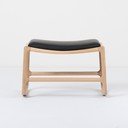 Tabure z masivno hrastovo konstrukcijo in detajli iz črnega bivoljega usnja Gazzda Dedo