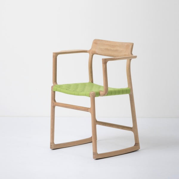 Jedilni stol iz masivnega hrastovega lesa z nasloni za roke in zelenim sedežem Gazzda Fawn