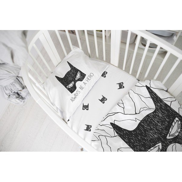 Črno-bela napenjalna otroška rjuha za otroško posteljico iz bombažnega satena 60x120 cm Be a Hero – Butter Kings-image-1