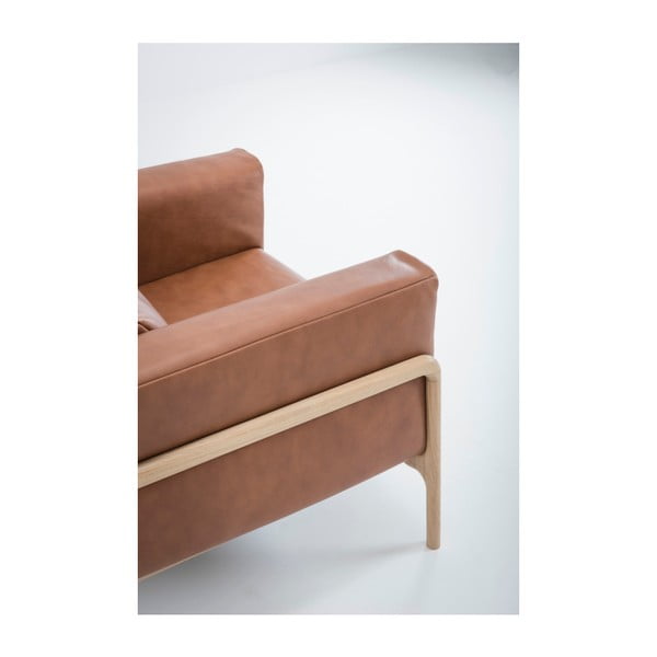 Fotelj iz konjak rjavega usnja z masivno hrastovo konstrukcijo Gazzda Fawn-image-3