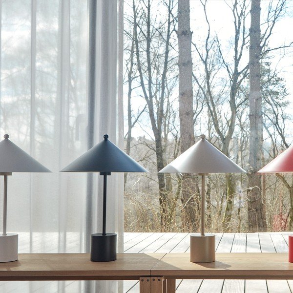 Rdeča kovinska namizna svetilka (višina 50 cm) Kasa – OYOY Living Design-image-3