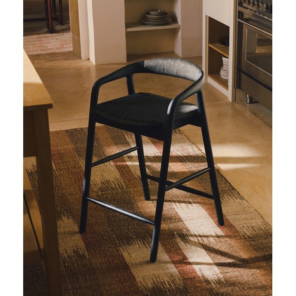 Črn barski stol z nasloni za roke iz masivnega hrasta (višina sedeža 65 cm) Derile – Kave Home-image-1