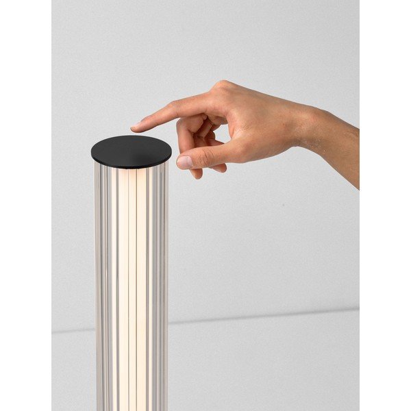 Mat črna aluminijasta LED zatemnitvena stoječa svetilka s steklenim senčilom (višina 130 cm) Glovia – Nova Luce-image-1