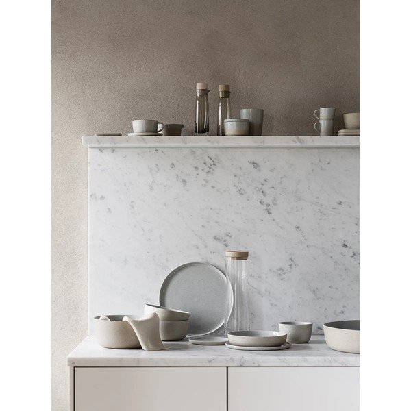 Svetlo siv servirni keramičen krožnik Sablo L – Blomus-image-4