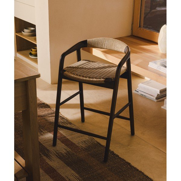 Rjav barski stol z nasloni za roke iz masivnega hrasta (višina sedeža 65 cm) Derile – Kave Home-image-1