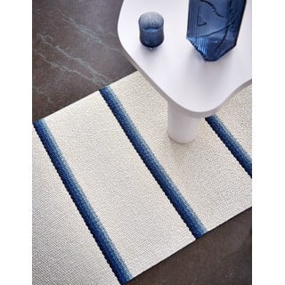 Modra/kremno bela notranja in zunanja preproga 70x90 cm Olle Blue Vanilla – Pappelina