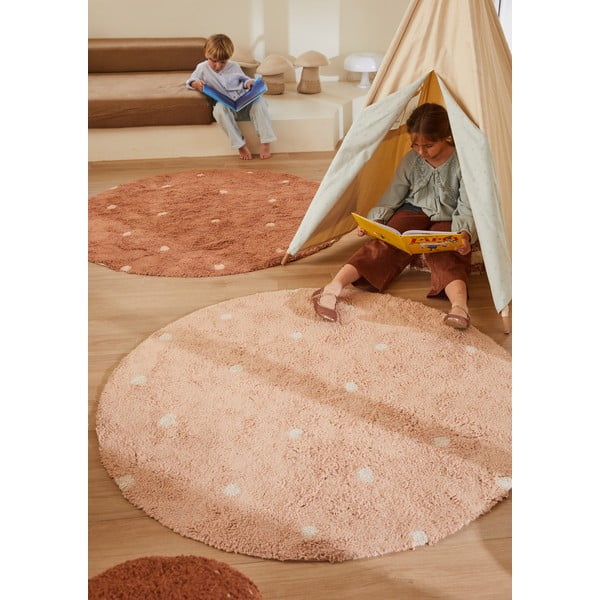 Svetlo rožnata pralna ročno tkana bombažna otroška preproga ø140 cm Round Dot Rose – Lorena Canals-image-3
