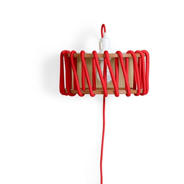 Rdeča stenska svetilka z leseno konstrukcijo EMKO Macaron, dolžina 30 cm