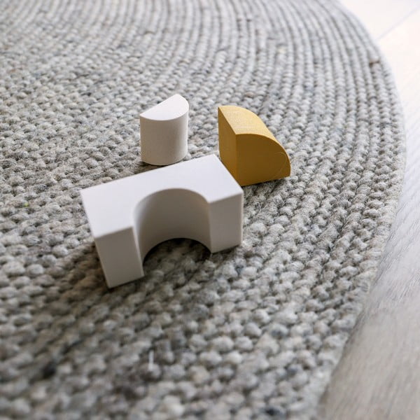 Siva ročno izdelana preproga Nattiot Neethu iz mešanice volne in bombaža, ø 140 cm-image-3