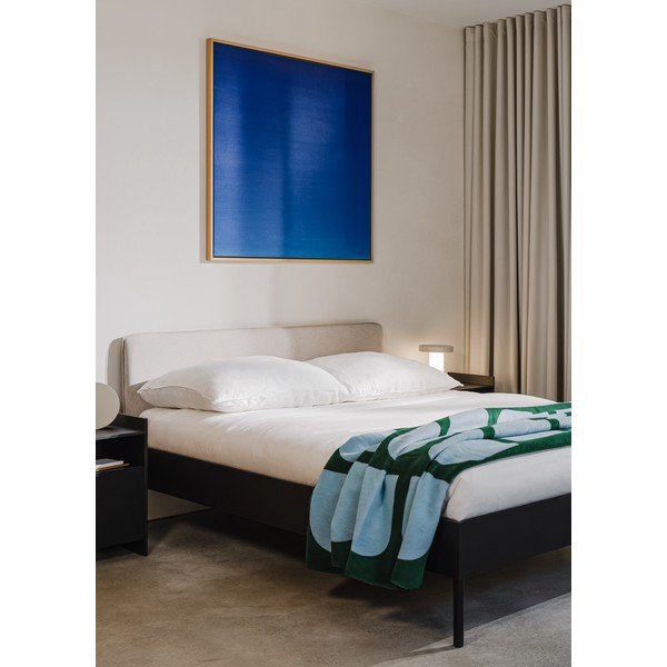 Črna oblazinjena/iz iverne plošče zakonska postelja z letvenim dnom 200x200 cm Streiko – noo.ma-image-1