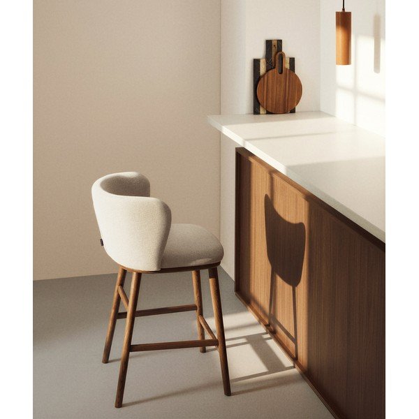 Bež oblazinjen barski stol (višina sedeža 65 cm) Ciselia – Kave Home-image-1