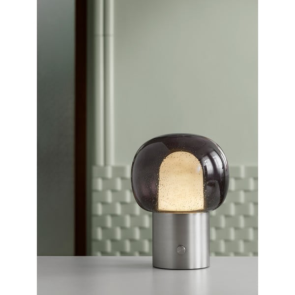 Antracitno siva aluminijasta LED namizna svetilka s steklenim senčilom (višina 32 cm) Iris – Blomus-image-1