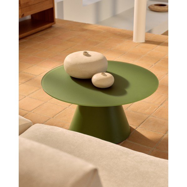 Zelena okrogla klubska mizica s stekleno mizno ploščo ø 80 cm Wilshire – Kave Home-image-1