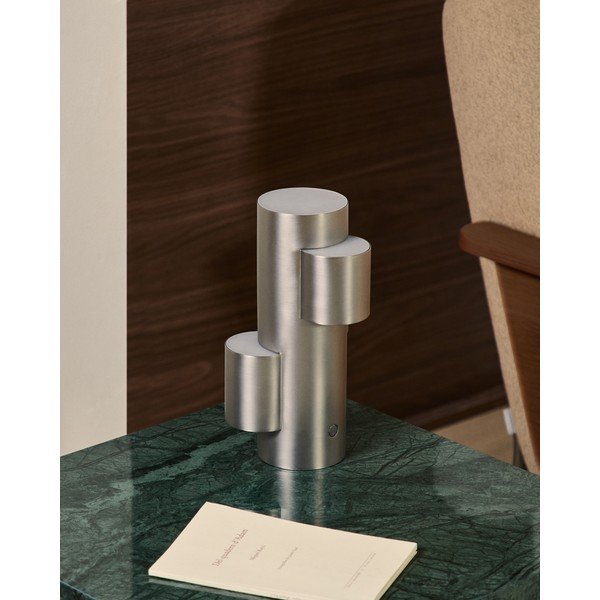Kovinska LED zatemnitvena namizna svetilka v srebrni barvi (višina 26,5 cm) Adrina – Kave Home-image-3