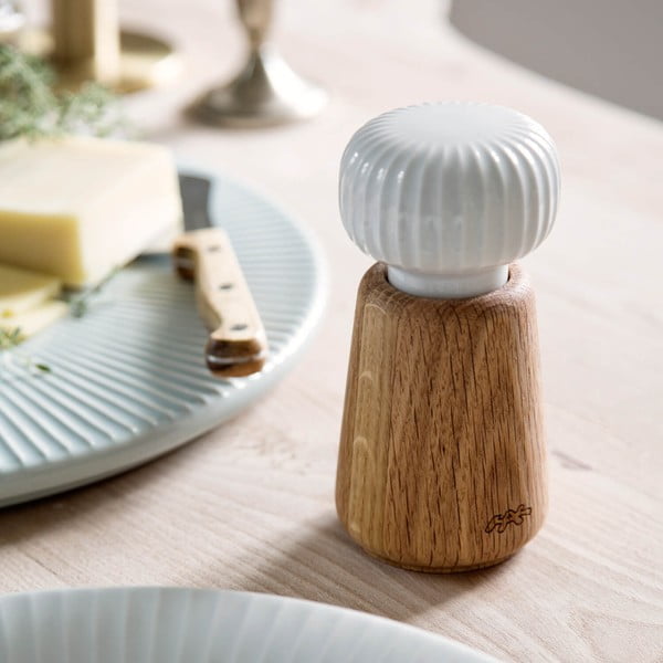 Mlinček za začimbe iz hrastovega lesa z belimi porcelanastimi detajli Kähler Design Hammershoi, višina 13 cm-image-1