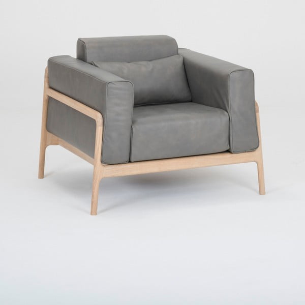 Fotelj iz temno sivega usnja z masivno hrastovo konstrukcijo Gazzda Fawn