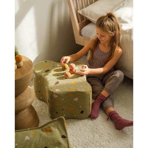 Zelen otroški tabure iz tkanine bouclé in šenilje Terrazzo Cloud – Wigiwama-image-1