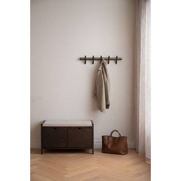 Omarica za čevlje iz masivnega hrasta s klopjo v temni naravni barvi 80x47x41 cm Hillmond – Rowico-image-1