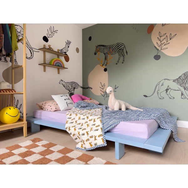 Svetlo modra zakonska postelja iz masivnega bora z letvenim dnom 140x200 cm Japan – Karup Design-image-1