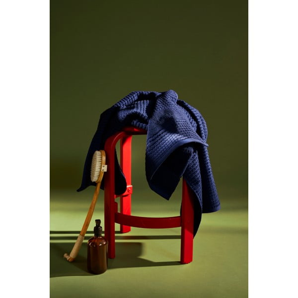 Temno modra frotirna brisača iz organskega bombaža 50x100 cm Check – JUNA-image-1