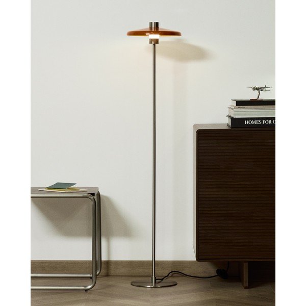 Oranžna stoječa svetilka s kovinskim senčilom (višina 130 cm) Nuvira – Kave Home-image-1