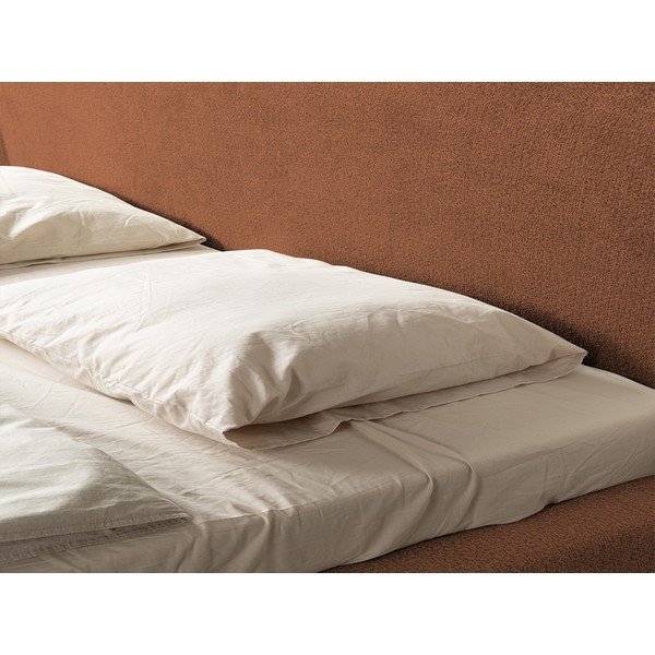 Oblazinjena zakonska postelja z letvenim dnom 140x200 cm v barvi terakote Makana – Makamii-image-3