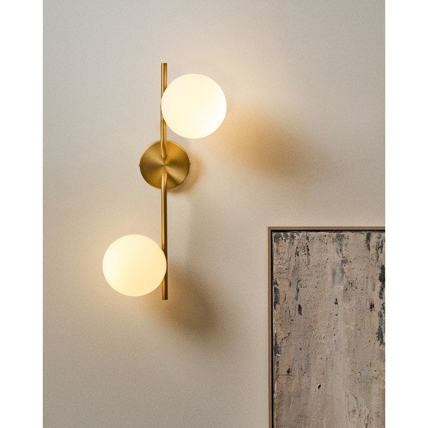 Bela/v zlati barvi stenska svetilka Brisia – Kave Home-image-1