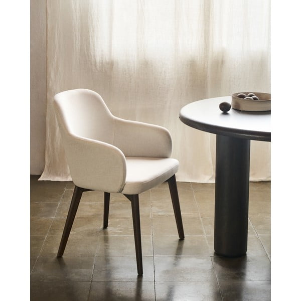 Kremno bel oblazinjen jedilni stol z nasloni za roke Nelida – Kave Home-image-1